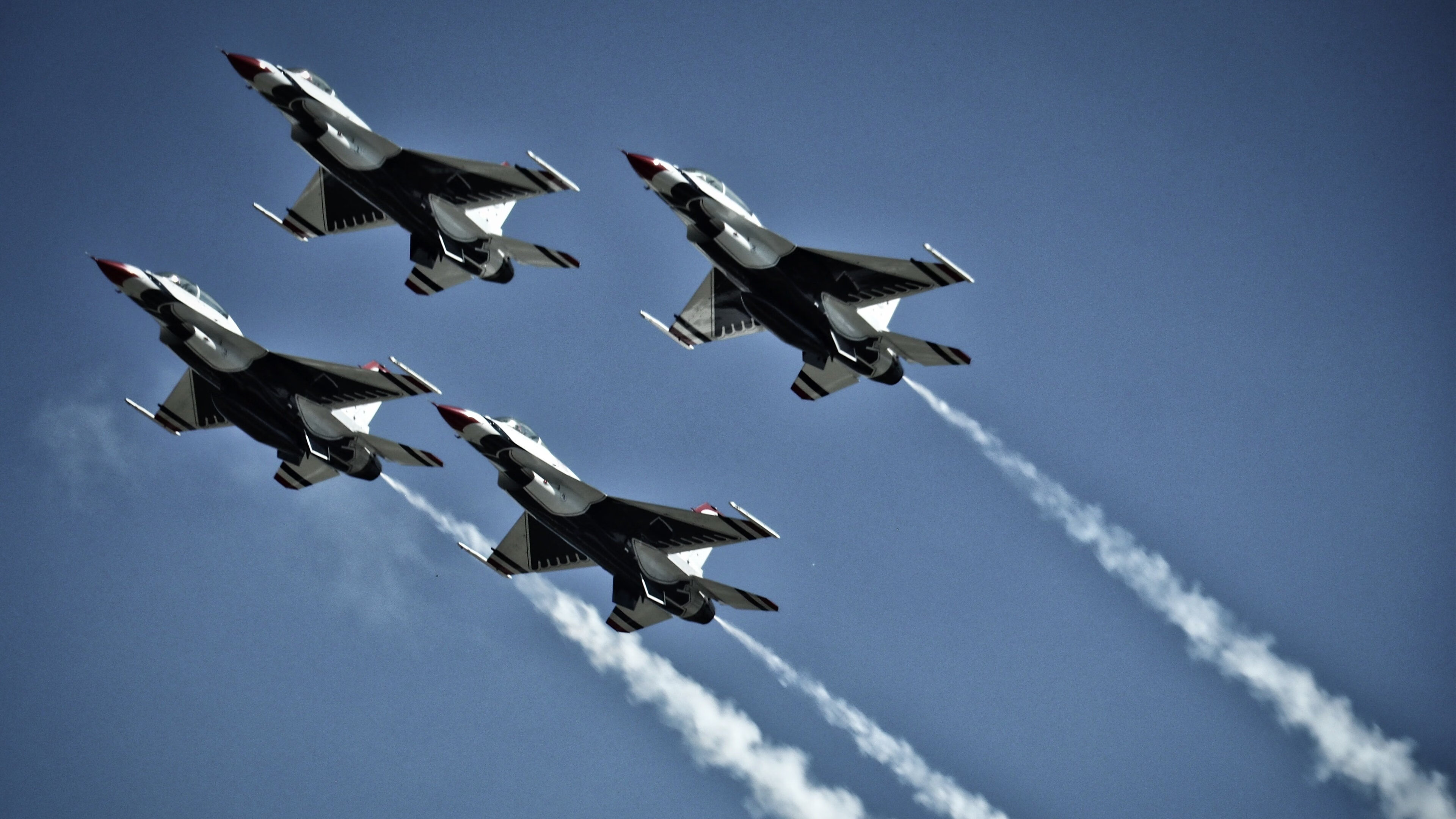 黑马奇迹，冰川火山间的绿茵史诗—雷克雅未克午夜阳光下的欧冠神话